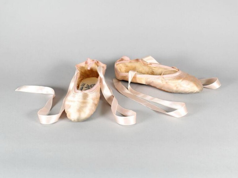 Балетная туфля Capezio (розовый атлас, ленты) с автографом Алисии Марковой — фирма, у которой Клэр Маккарделл в 1940-е заказывала балетки для улицы