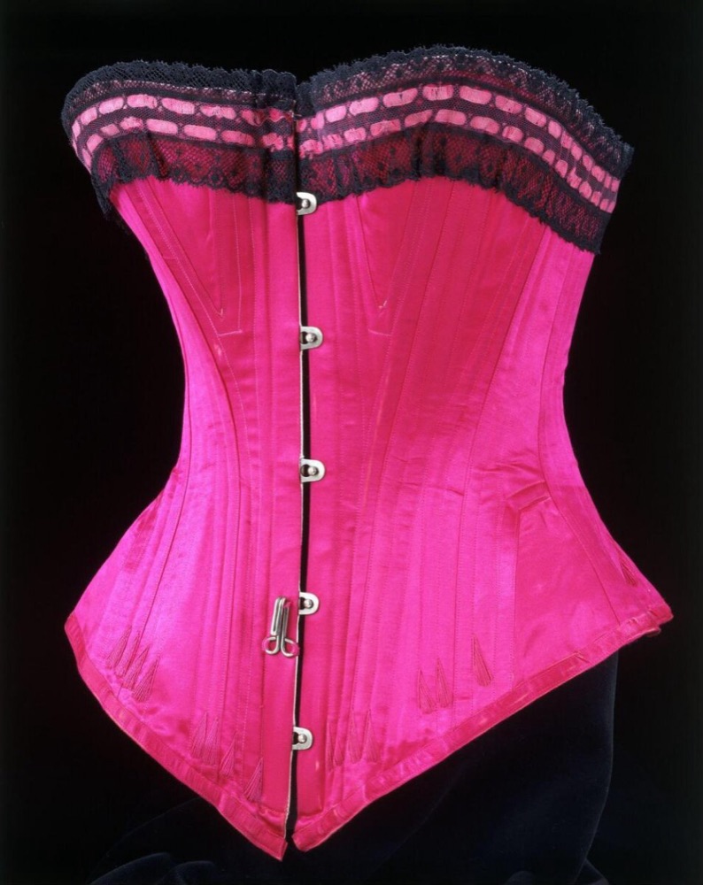 Корсет из розового атласа, 1890–1895 — «осиная талия» конца XIX века