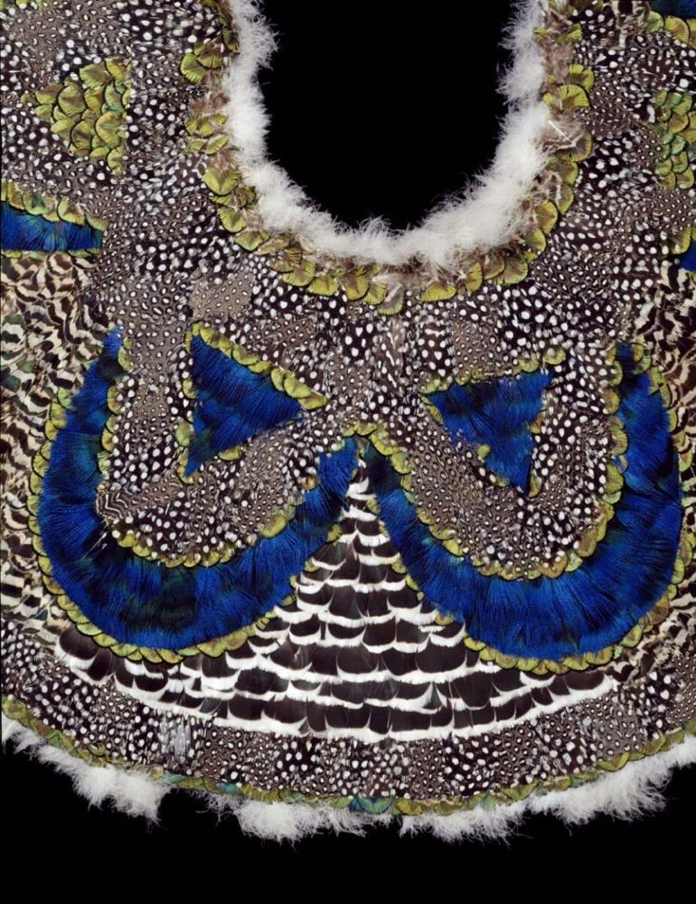 Пелерина из перьев павлина и домашней птицы, нашитых вручную на хлопок, Великобритания