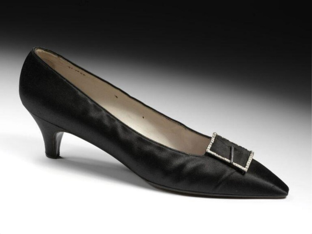Вечерние атласные туфли Roger Vivier на «среднем кошачьем каблуке» (так в описании музея), Париж — тот самый невысокий тонкий каблук во «взрослой» кутюрной обуви