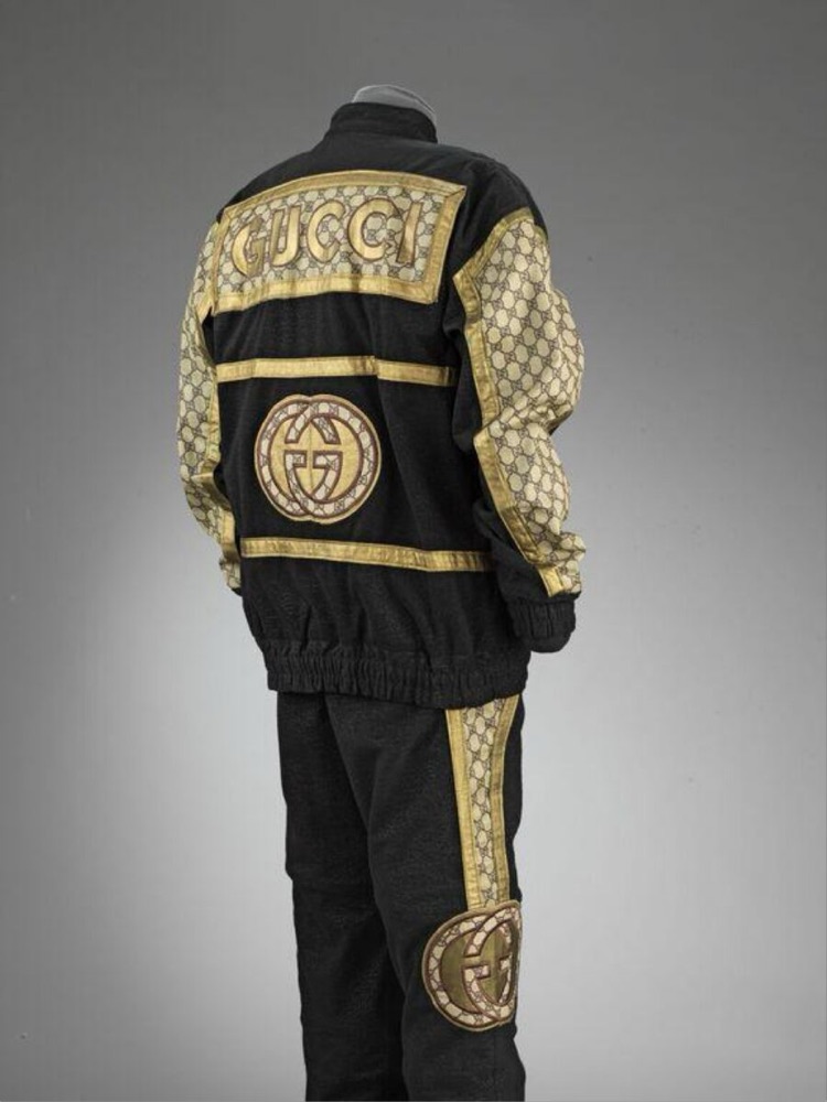 Спортивный костюм из кожи и нейлона с поддельным принтом Gucci, США, 1988 — логотипы, «сорванные» с багажа на уличную одежду