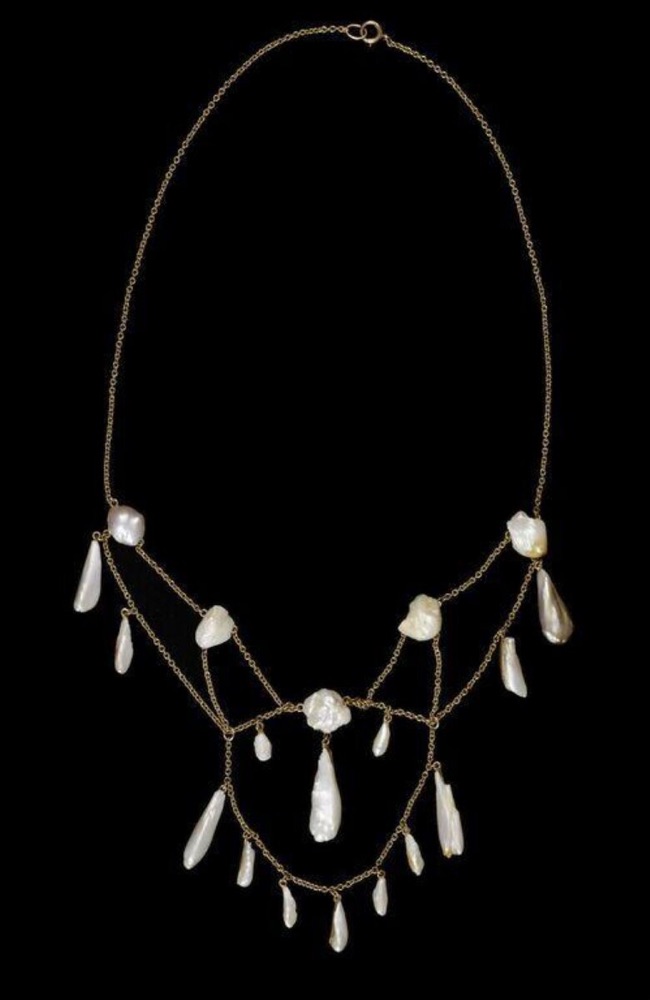 Колье из золотых цепочек и речного барочного жемчуга, ок. 1910