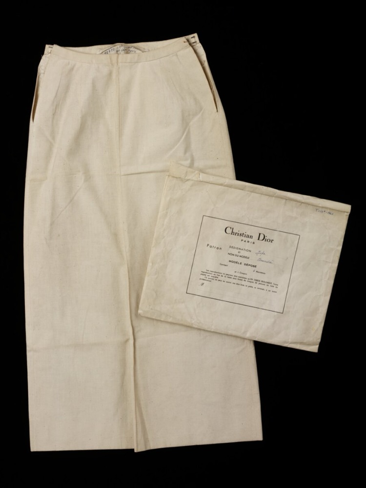 Прямая узкая юбка-тойль Christian Dior линии «H», 1954, — с упаковкой для закупщиков; H-линия дала современную юбку-карандаш