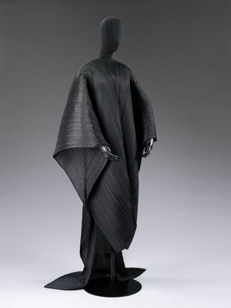 Платье и палантин Pleats Please Issey Miyake из плиссированного полиэстера, Япония