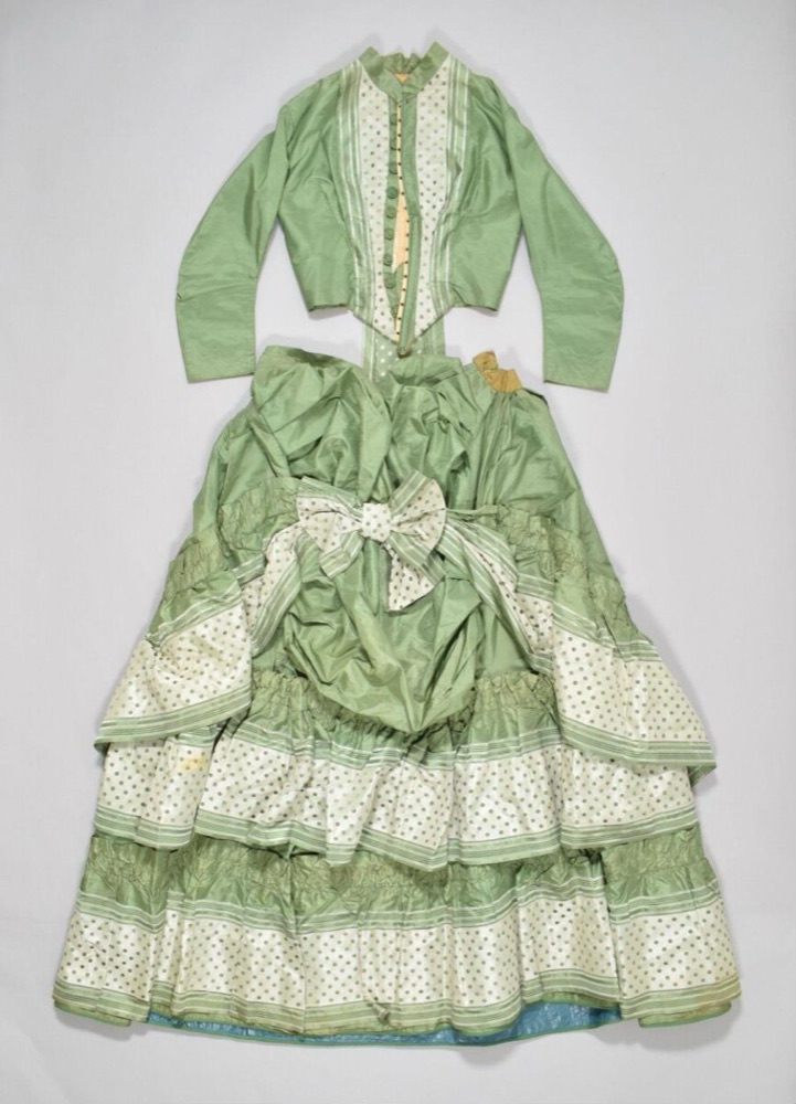 Лиф и юбка из зелёного шёлка с отделкой в горошек, Британия, 1870-е