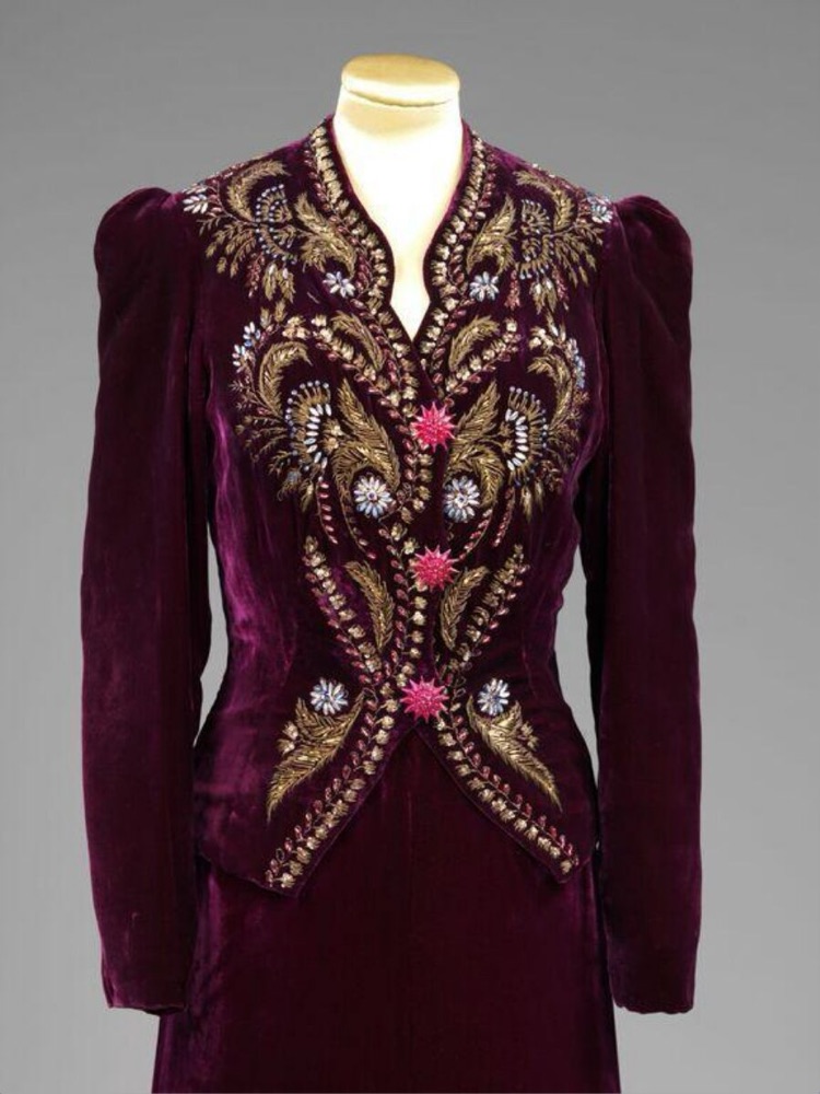 Вечерний костюм Elsa Schiaparelli из шёлкового бархата с вышивкой, приподнятые широкие плечи жакета, осень-зима 1937–38