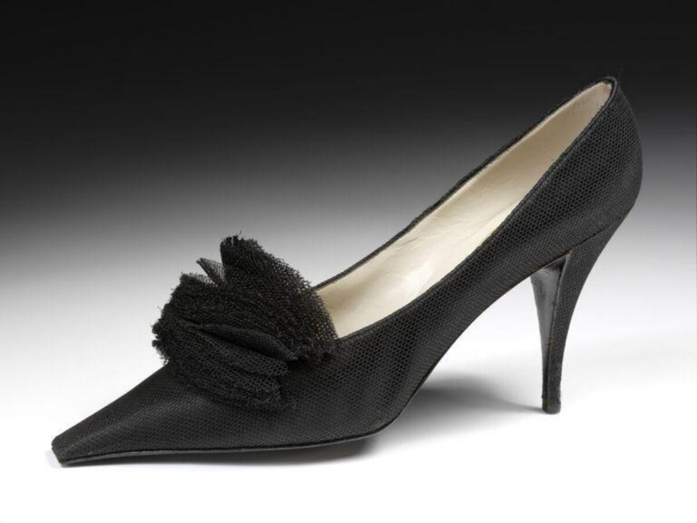 Вечерняя туфля Roger Vivier на тонкой высокой шпильке, 1954 — год каблука Aiguille («игла»)