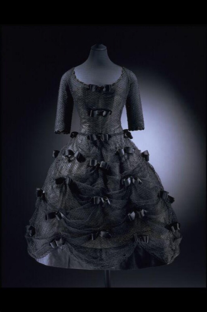 Коктейльное платье «Bal Masqué» из линии «Трапеция», Ив Сен-Лоран для Christian Dior, весна-лето 1958 — первая коллекция Сен-Лорана в доме