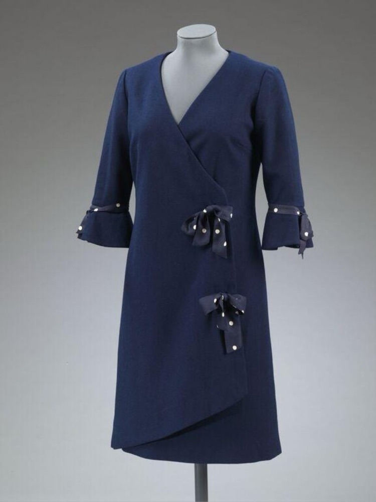 Платье с запахом Mary Quant из синей шерсти, завязки сбоку, ок. 1962 — запашное платье до фон Фюрстенберг